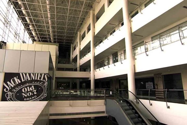 Centrum Plaza Building, Golf Course Road Sector 53 Gurgaon!