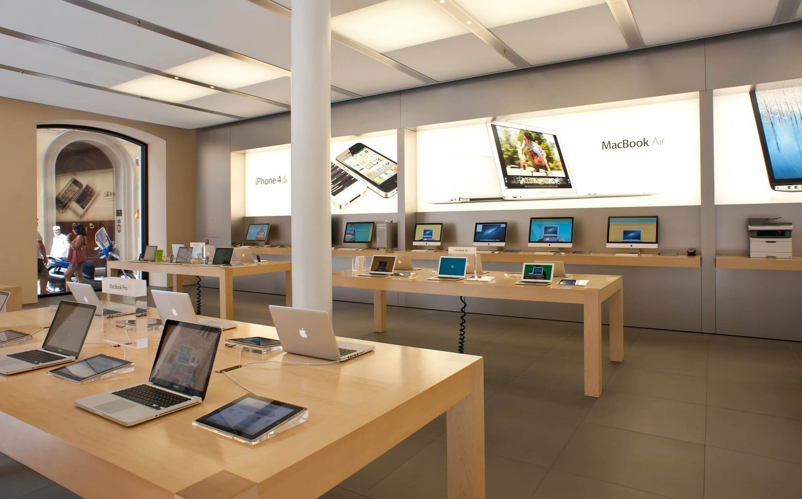 i world apple store ambience mall gurgaon