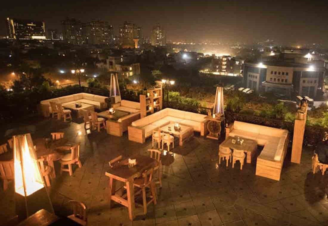 Visit This Newly Opened Bar For A Breathtaking Skyline of Gurgaon City!