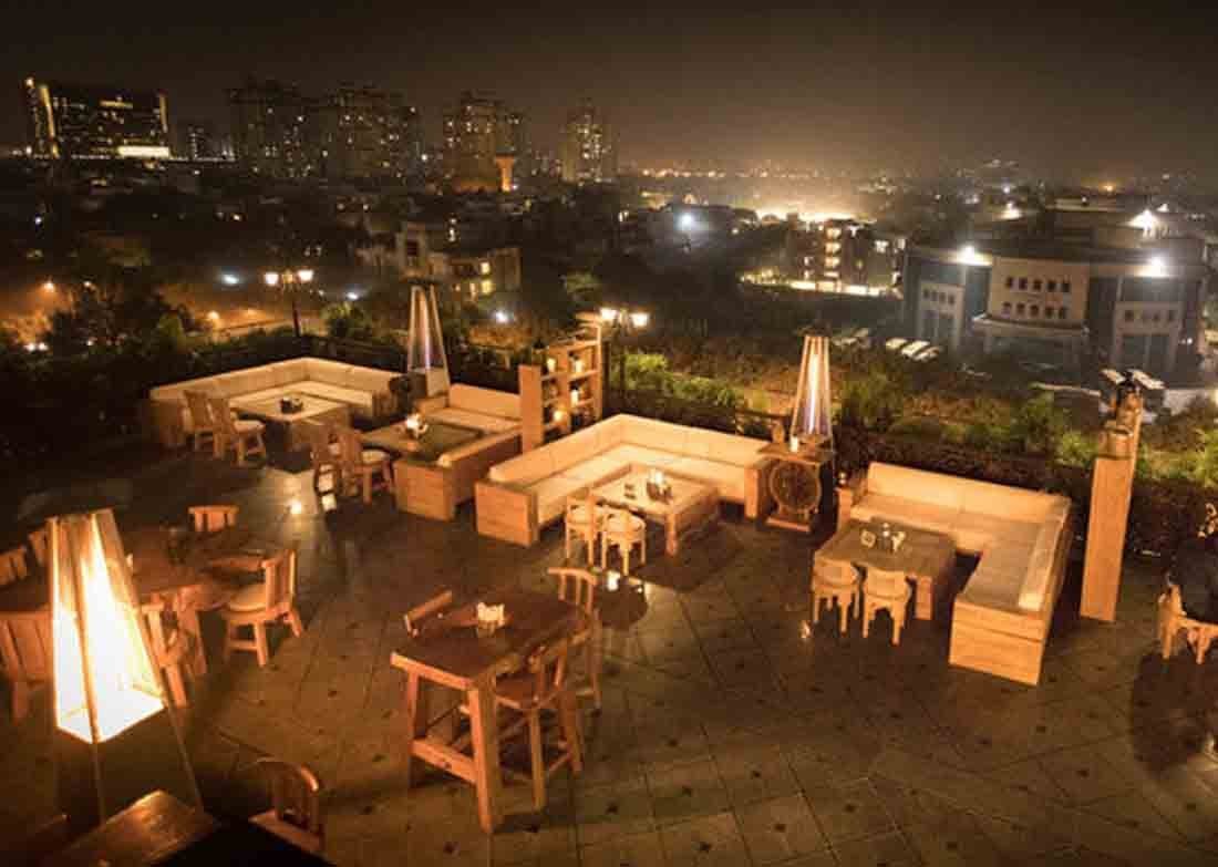 Visit This Newly Opened Bar For A Breathtaking Skyline of Gurgaon City!