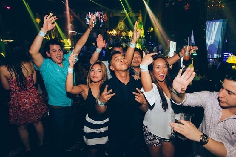 best christmas eve parties gurgaon secret-santa-party-brew-bar-radisson-blu-gurgaon